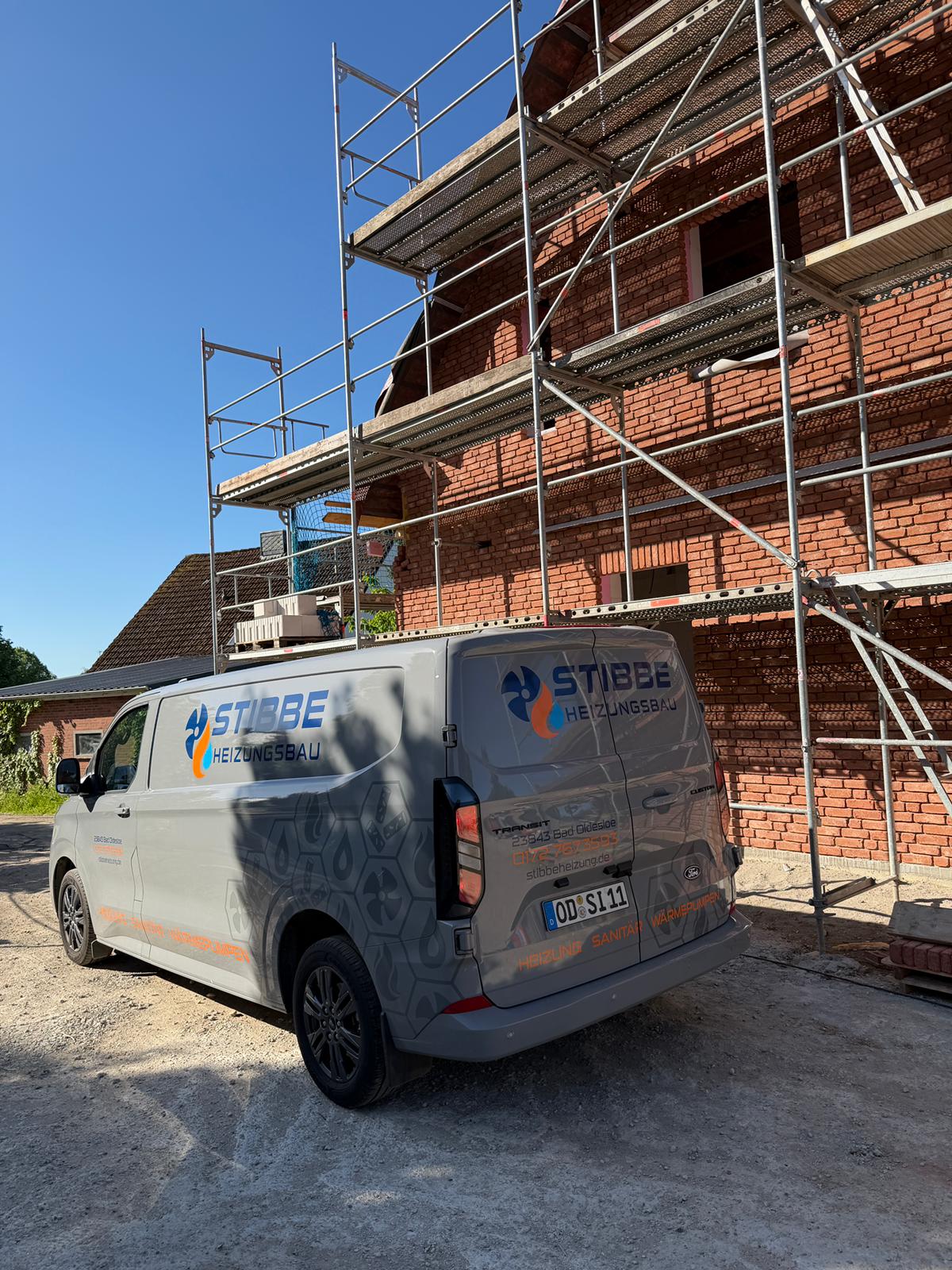 Stibbe Heizungsbau Fahrzeug auf der Baustelle